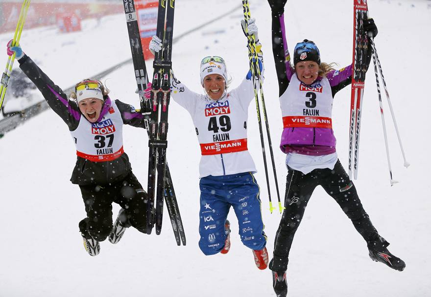 La gioia dirompente delle ragazze sul podio mondiale della 10 km tl: la statunitense Jessica Diggins (argento), la svedese Charlotte Kalla (oro) e l&#39;altra statunitense Caitlin Gregg (bronzo). Afp